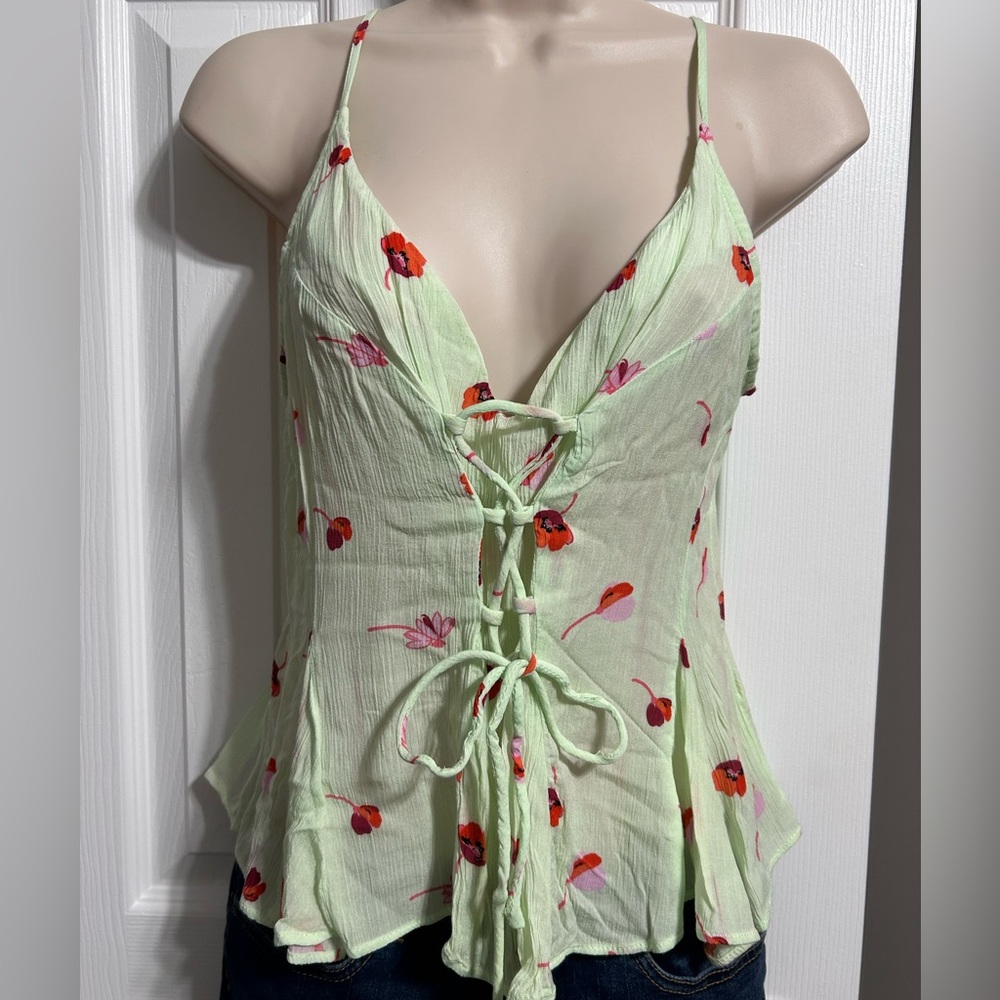 Cute top ( new without tag )